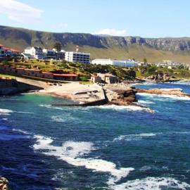 Hermanus 3 Bed Home King Bed with pool walk to sea