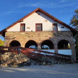 Holló és Bárány Vendégház，Herend的飯店