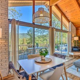 Lovely Oakhurst Cabin w/ Deck & Mtn Views!, hotelli kohteessa Oakhurst