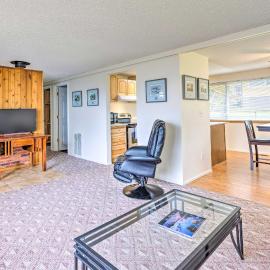 Walkable Sitka Getaway w/ Community Perks!, hotel em Sitka