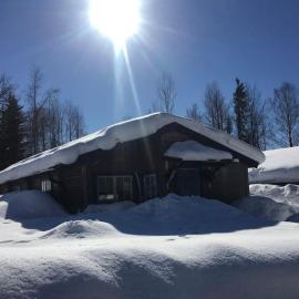 StugaNäraKungsberget - mysig stuga med kamin, grillkåta och vedbastu, ξενοδοχείο σε Ockelbo