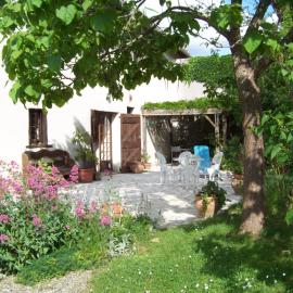Grande maison atypique, hotel in Le Burgaud