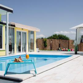 Bungalow Lux, hotel in Novi Banovci