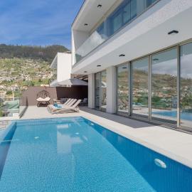 Luxury Villa Bianca by Holiday Rental Madeira, hotel in Arco da Calheta