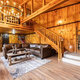 Fun cabin with hot tub, pool table & fire pit - BIG BLUE