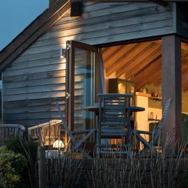 Tyddyn Plwm Isa, hotel din Newborough