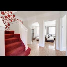 Mansion-8 bedrooms sleeps 24-3 living rooms with Spanish Marble flooring, hotel a Luton