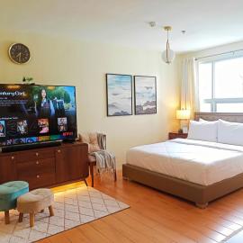 Spacious 36sqm Studio with 65" TV Netflix Karaoke and Pool Access Near Airport and Samal Ferry、Dasagのホテル