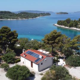 beautiful bay house Duga, hotel in Okrug Gornji