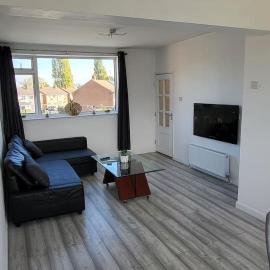 Newly refurbished 3 bedroom flat, hotel u gradu Bedvort