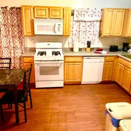 Large 3-Bedrooms/2-Bath Apt, One Block to Train, hotel u gradu Bruklin