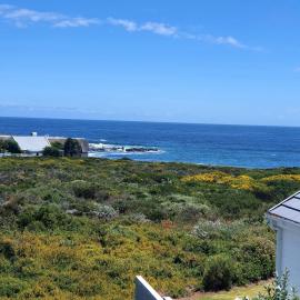 West Coast Seaside Getaway, hotel in Grotto Bay