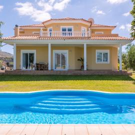 Modern Villa with private pool and mountain views، فندق في أرونا