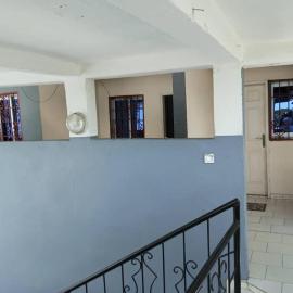 Apt - Sleeps 4 - Parking - Garden, Hotel in Bonamakolo