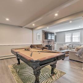 Pool Table + Fire Pit: Wooded Hyannis Haven!، فندق في هيانيس