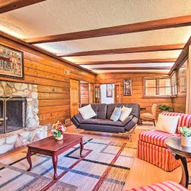 Fenced Yard: Fox River Grove Home, Dogs Welcome, hotel i Fox River Grove