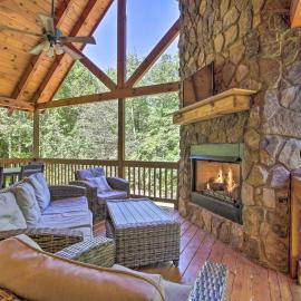 Private Cabin w/ Furnished Porch on < 3 Acres!, hotel a Mineral Bluff