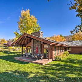 Unique Mountain Escape w/ 2 Decks < 2 Mi to Skiing, hotel di Sun Valley