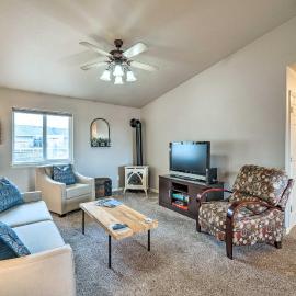Anacortes Condo ~ 1 Mi to Marina & Fidalgo Bay!, hotel u gradu Anakortes