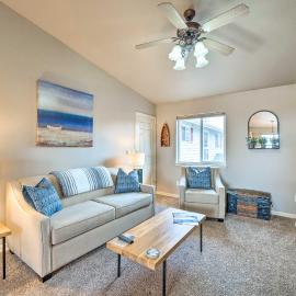 Cottage w/ Gas Fireplace ~ 1 Mi to Hidalgo Bay!, hotel u gradu 'Anacortes'