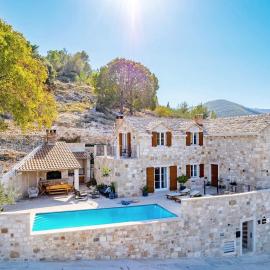 Villa Ani! Traditional and luxurious 4-bedroom villa with heated pool and sea views