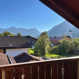 Dachgeschosswohnung mit traumhaftem Zugspitzblick bei Garmisch, hotel sa Farchant