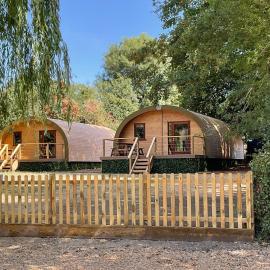Cosy and eco-friendly cabins next to 16th century pub, hotel in Newmarket