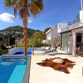 Balinese Villa near the beach outdoor jacuzzi, Hotel in Cala Llonga