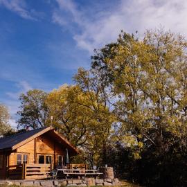 Bothy Cabin -Log cabin in wales - with hot tub, Hotel in Newtown