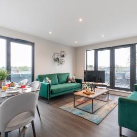 Elliot Oliver - Stunning Three Bedroom Penthouse With Large Terrace & Parking
