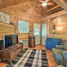 Idyllic Cabin w/ Fire Pit, Kayak On-Site!, hotel en Bells
