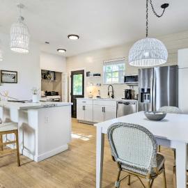 Modern & Chic Gulfport Escape: Walk to Beach!, hotel in Gulfport