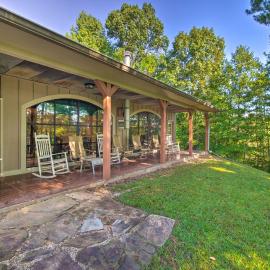 'River Bend Lodge' Heflin Home in the Woods!, hotel en Heflin