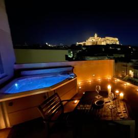 Cittadella View Penthouse with Jacuzzi, hotelli kohteessa Victoria