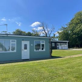 Idyllic Entire Chalet in Bideford Bay holiday Park near Clovelly، فندق في بيدفورد