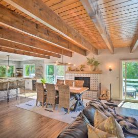 Picturesque Cabin: 2 Balconies, Walk to Lake!