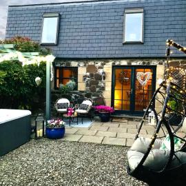The Old Dairy - Cosy Country Cottage with Hot Tub & Log Burner, hotel v destinácii Cupar