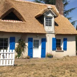 Chaumière avec sa toiture recouverte de chaume !!!