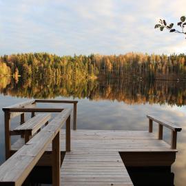 Cozy Cabin by the Lake, hótel í Gennarby