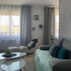 38 Maison entière,place de parking et garage pour moto velo a la demande، فندق في دونكيرك
