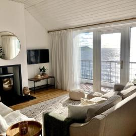 Relax with spectacular views and Hot Tub, hotel in Kircubbin