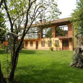 Cascina tra le vecchie vigne con piscina