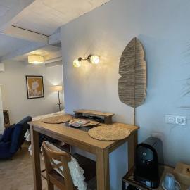 Chambre indépendante au Joli Mazet à Nîmes idéalement situé entre la garrigue et la ville, hotel in Nîmes