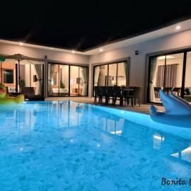 Bonita Pool Villa, hotell i Buriram