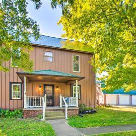 Beautifully Restored Farmhouse in Marshall!، فندق في Marshall