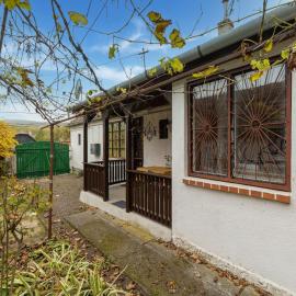 Cosy holiday home near Basilica, hotel in Ipolydamásd