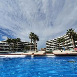 Luxurious apartment next to the sea, hotel in Arenales del Sol