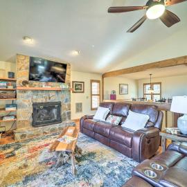 Mtn-View Cabin w/ Deck, 2 Mi to Beech Mtn Slopes!, hotel en Beech Mountain