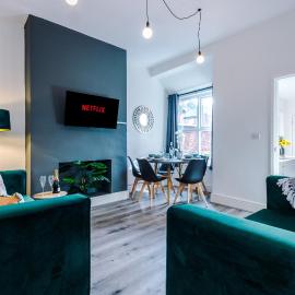 Spacious 4-bed house in Crewe by 53 Degrees Property, ideal for Business & Contractors - Sleeps 7, hotell i Crewe