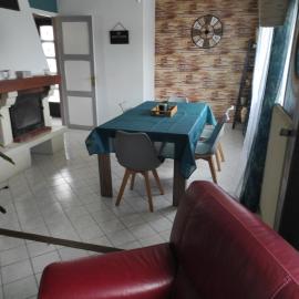Maison de village avec exterieur، فندق في Oysonville